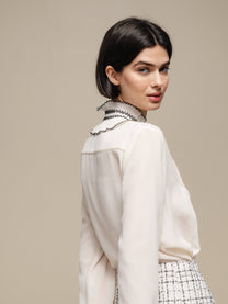 Blusa donna color perla con collo arricciato e fiocco