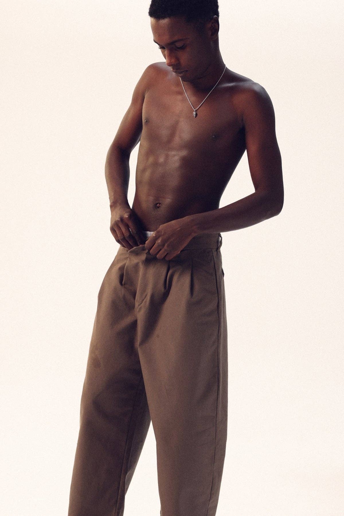 Pantaloni chino marroni relaxed fit con pinces