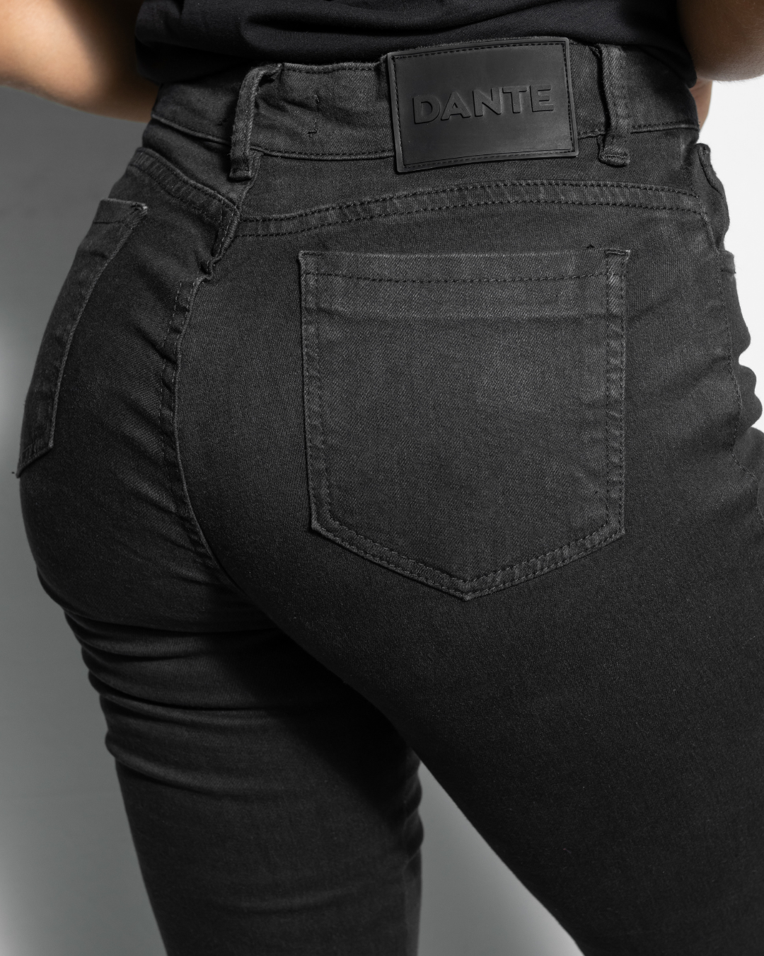 Jeans neri elasticizzati bootcut da donna