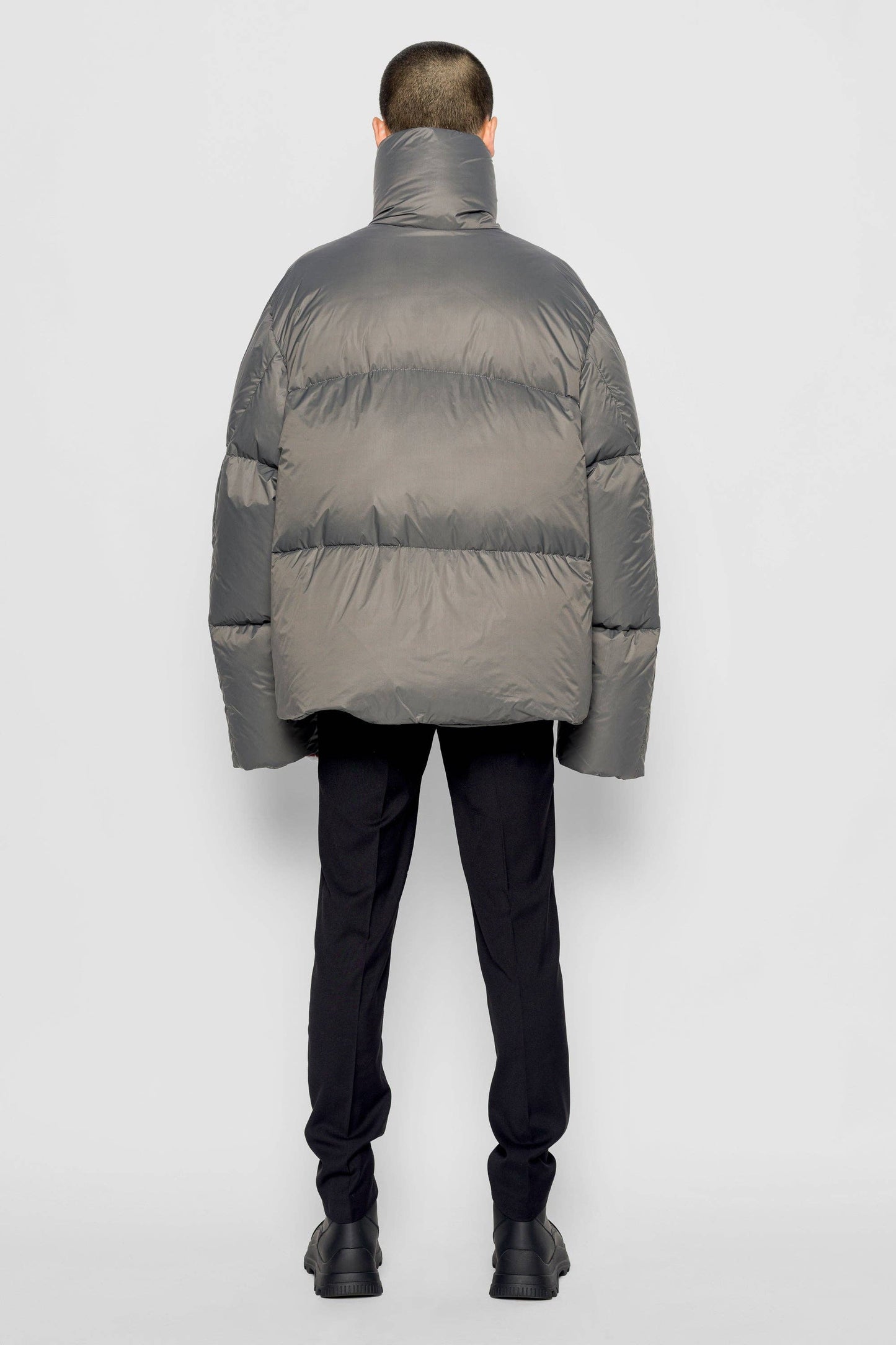 Piumino imbottito oversize color pietra
