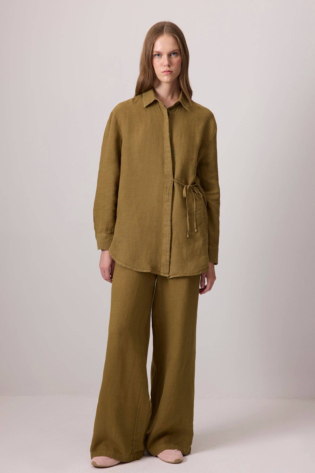 Completo in lino con camicia annodata e pantaloni a gamba larga