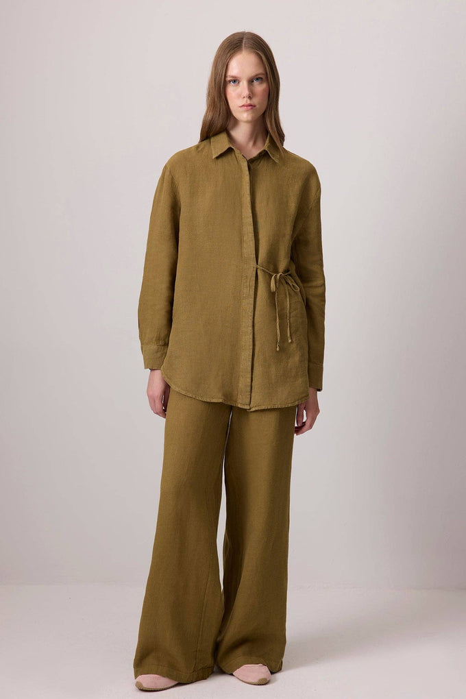 Completo in lino con camicia annodata e pantaloni a gamba larga