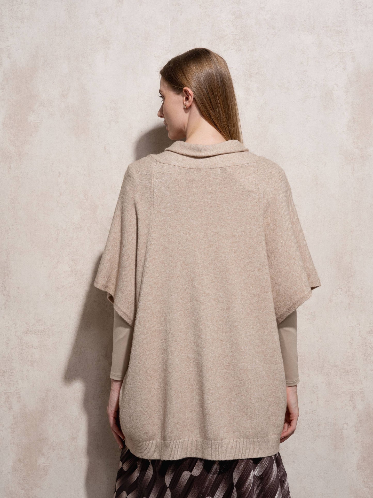 Cappa in maglia con fibbia decorativa
