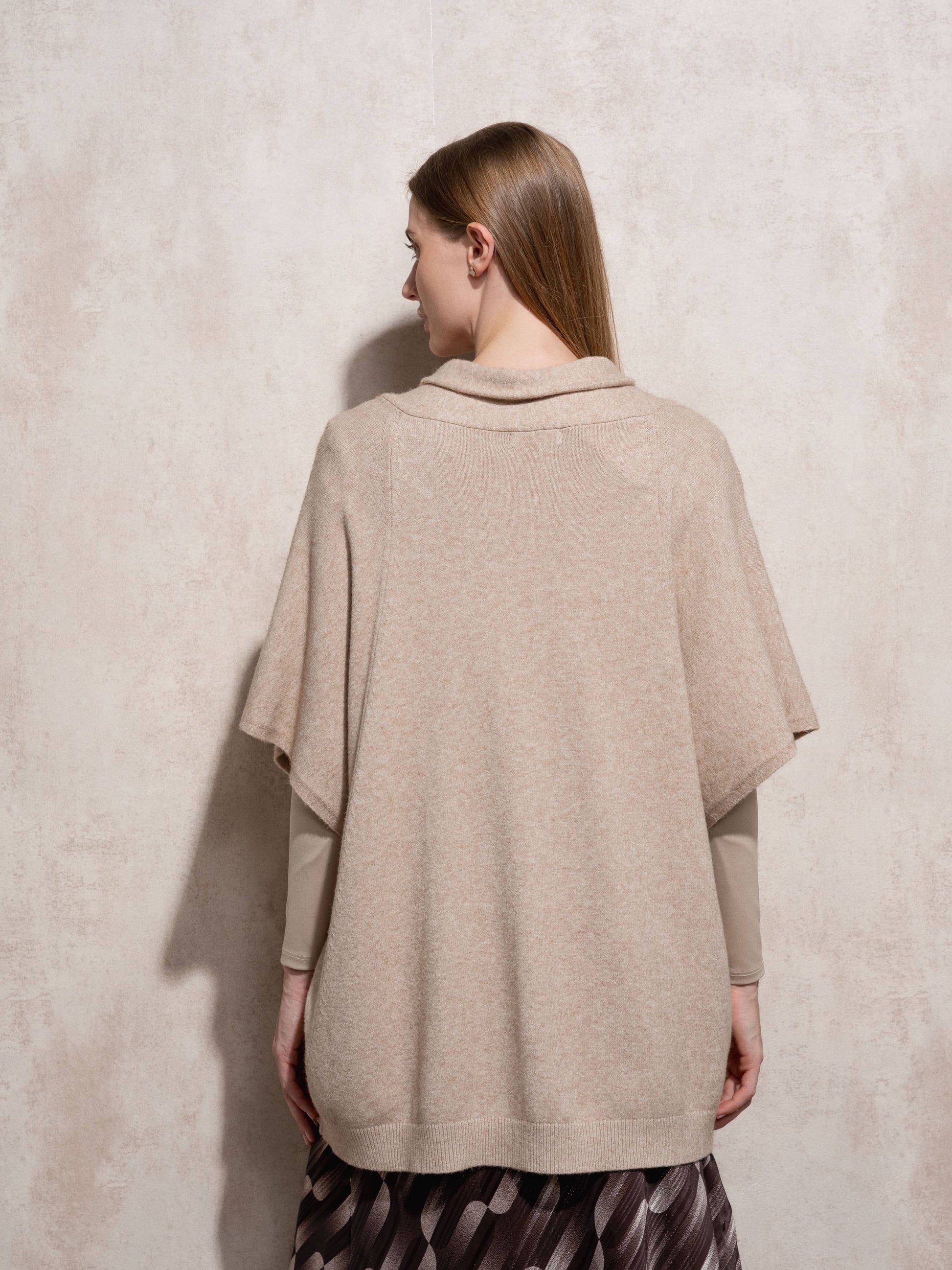 Cappa in maglia con fibbia decorativa