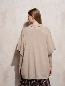 Cappa in maglia con fibbia decorativa