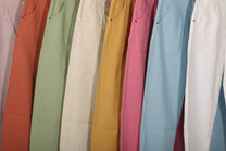 Pantaloni in twill con spille decorative