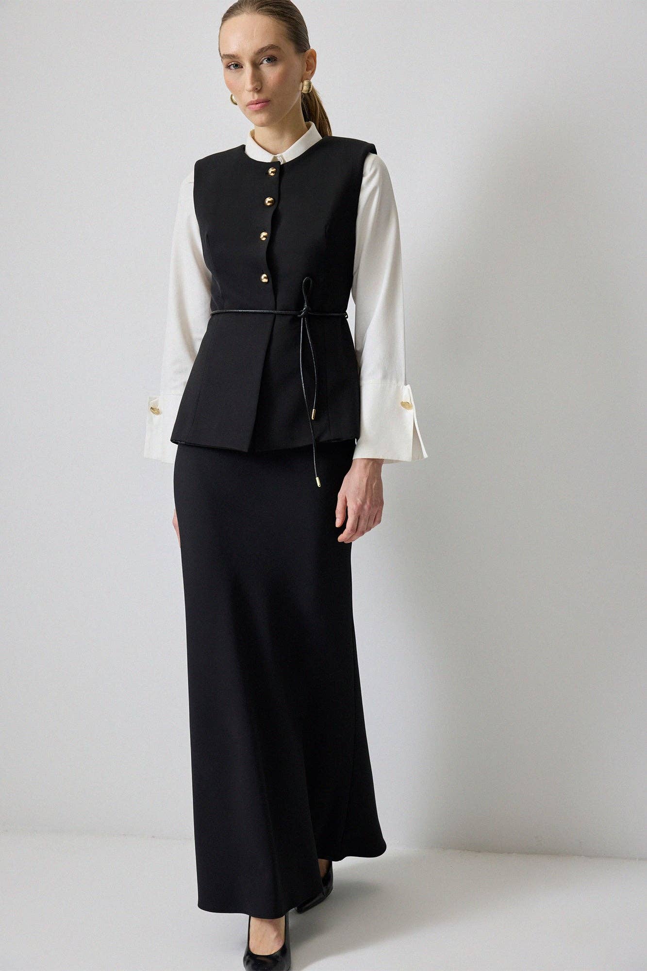 Gilet aderente con bottoni dorati