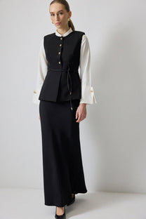 Gilet aderente con bottoni dorati