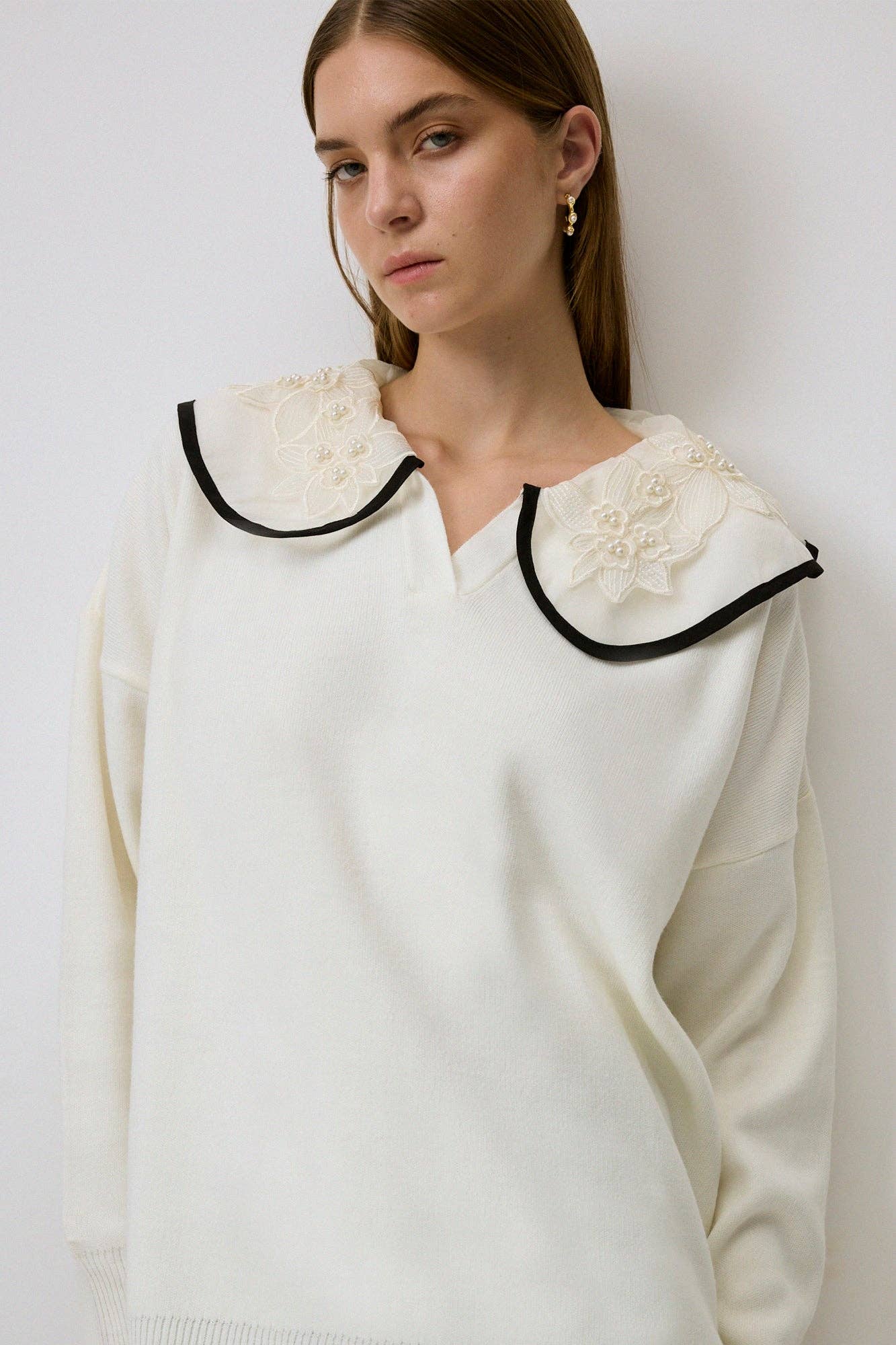 Maglione in maglia con colletto ricamato