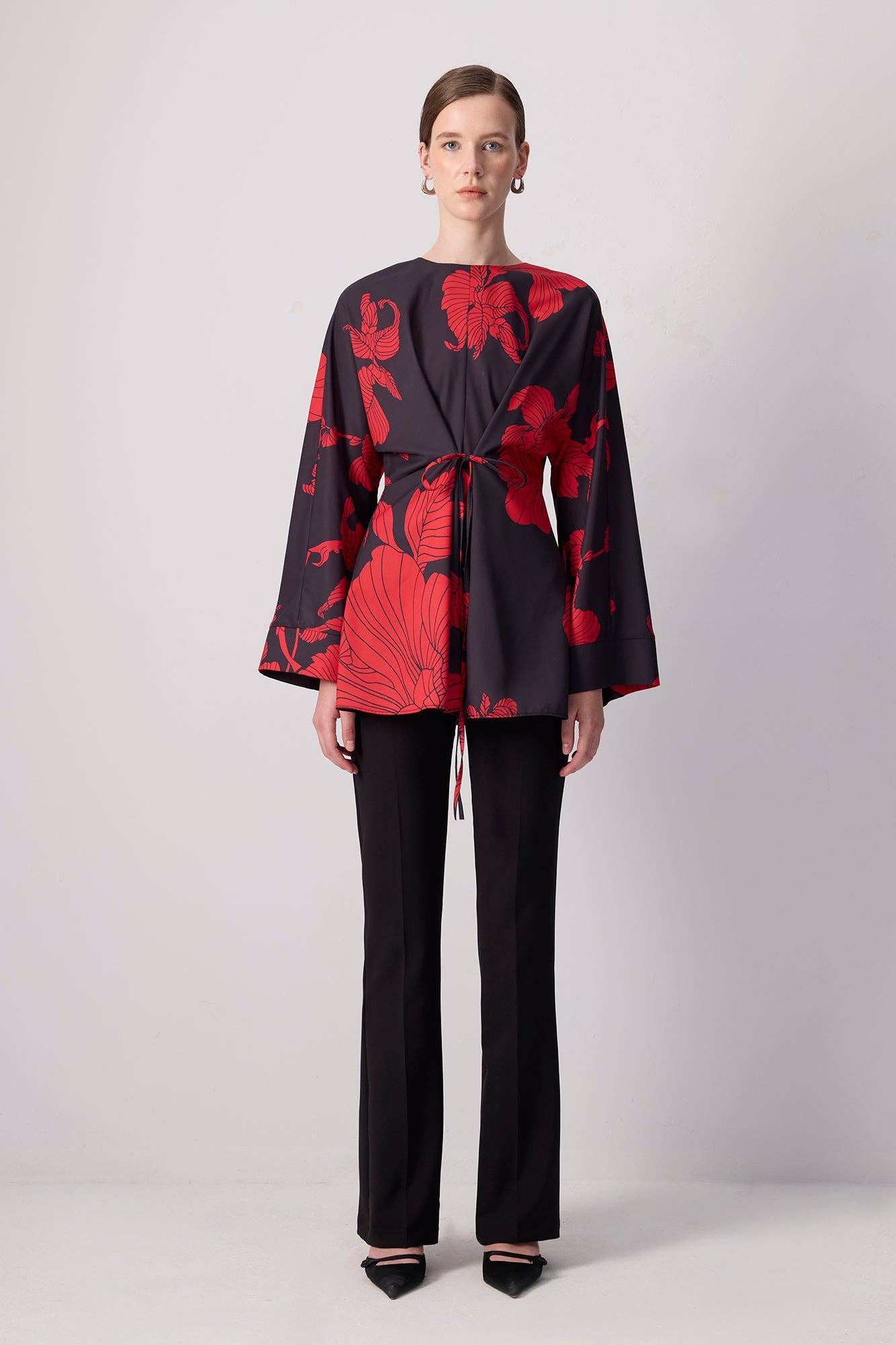 Tunica floreale rossa con maniche kimono e cintura