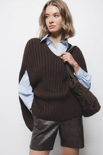 Poncho a maglia a coste con scollo a V