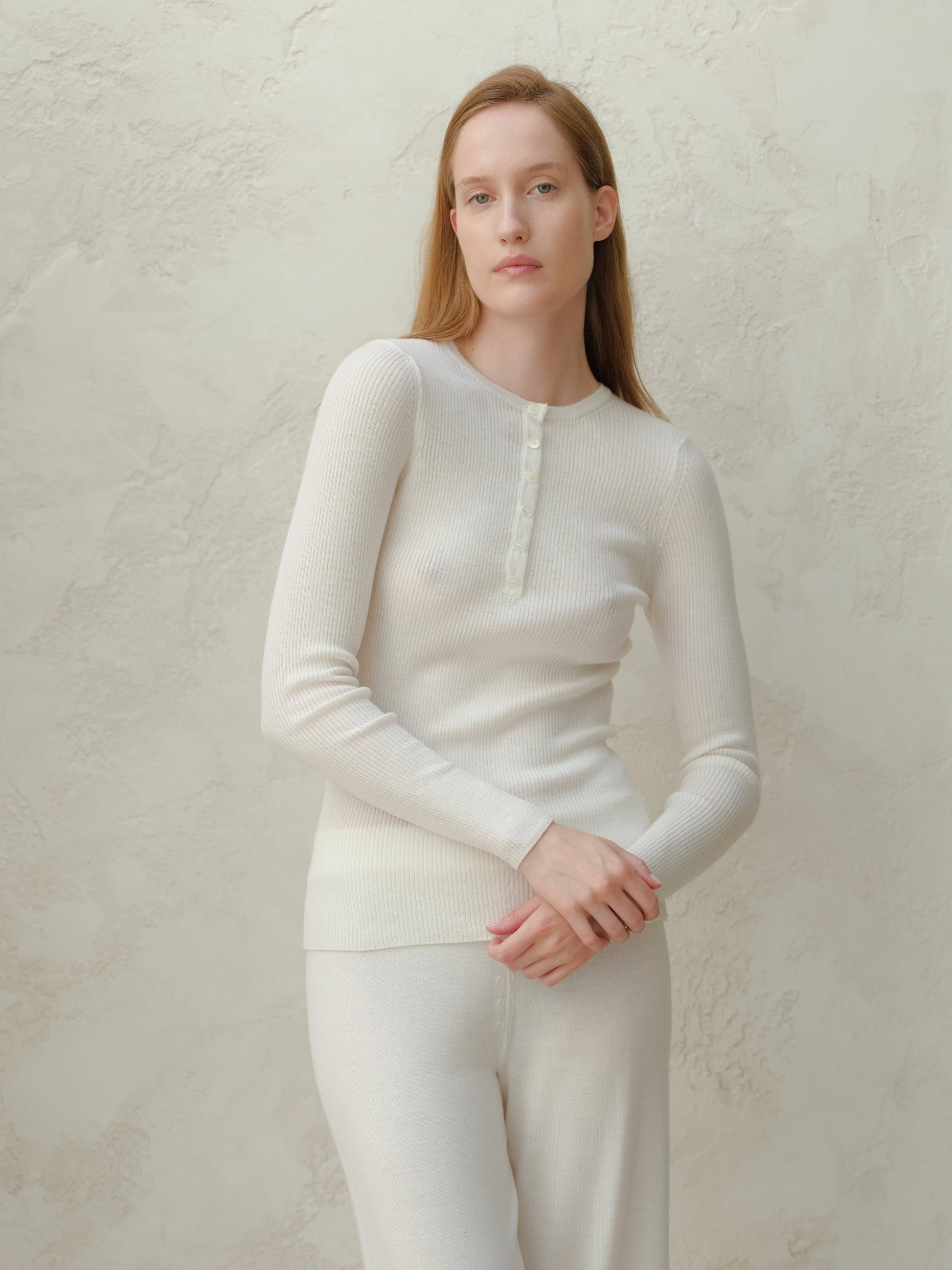 Maglione a costine in lana merino extra fine con bottoni