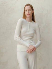 Maglione a costine in lana merino extra fine con bottoni