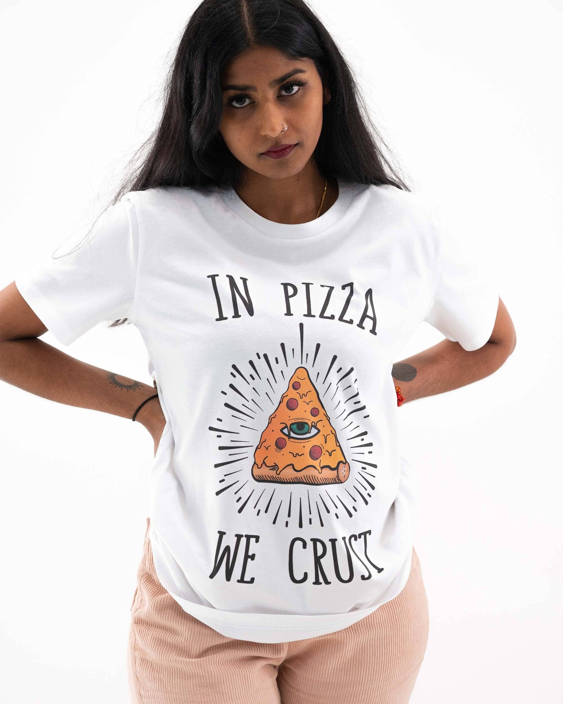 T-shirt unisex “In Pizza We Crust” in cotone biologico