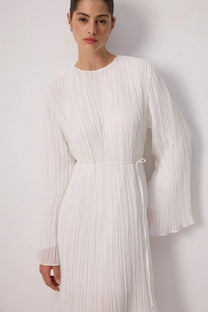 Abito lungo elegante in chiffon plissettato con maniche fluide