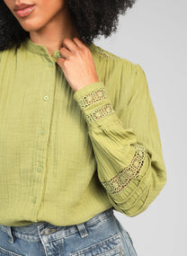 Camicia Sojanyla verde tiglio con inserti in pizzo