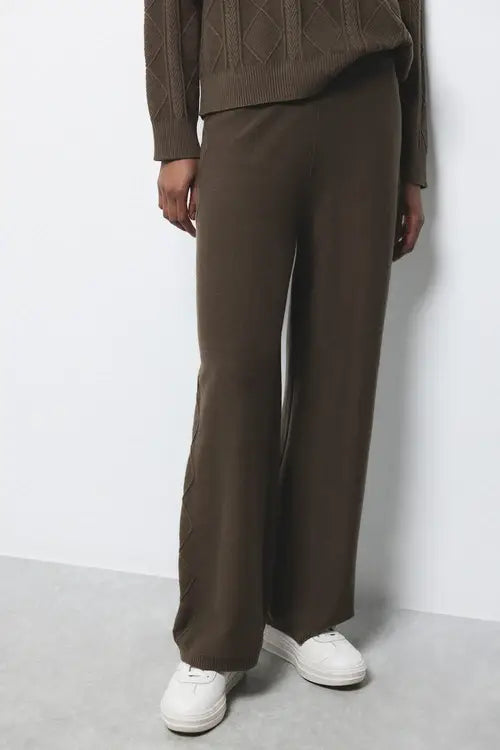 Pantaloni in maglia larghi con dettagli crochet