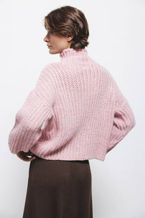 Maglione a trecce con collo alto rosa