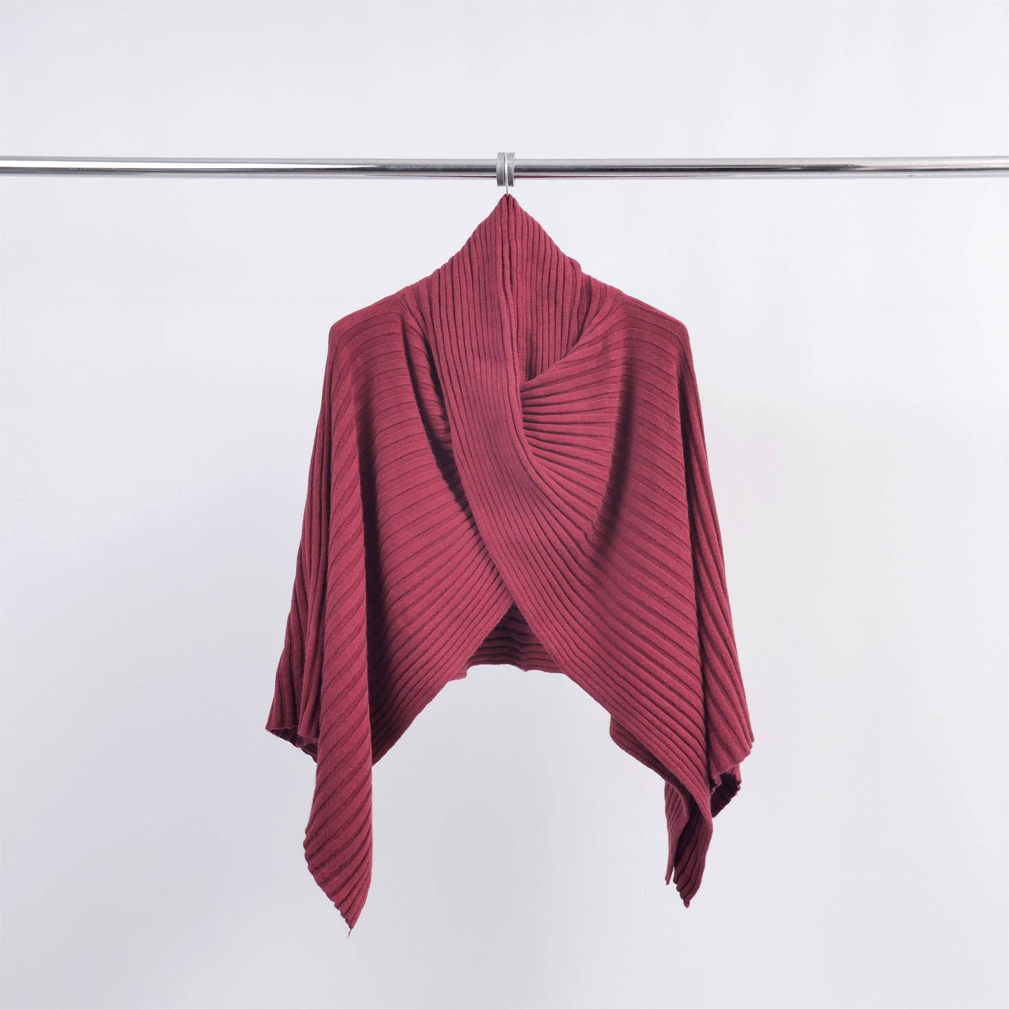 Poncho a coste asimmetrico in maglia morbida