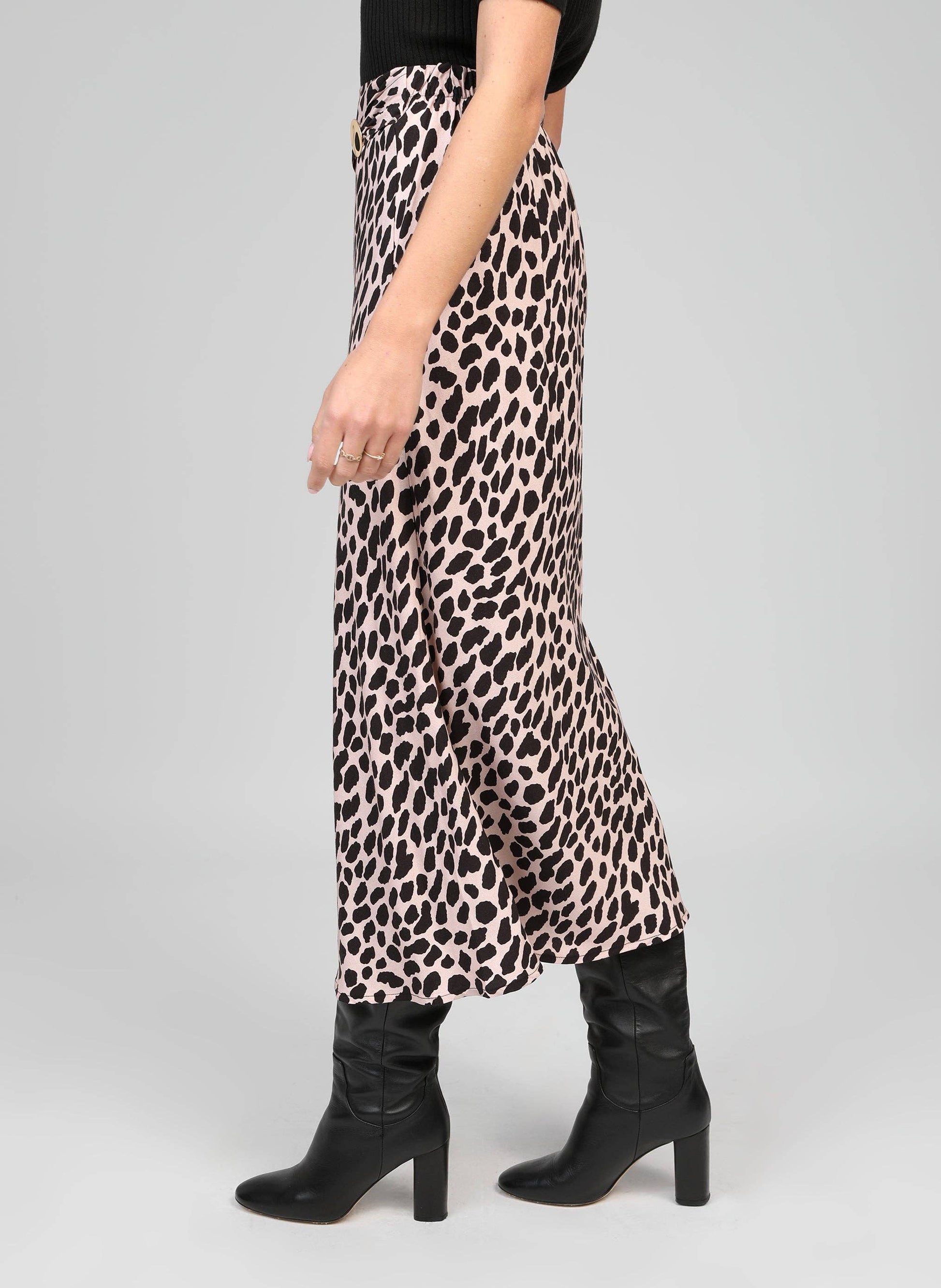 Gonna lunga animalier beige con bottoni dorati