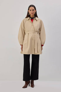 Trench corto beige con cintura