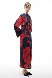 Abito maxi nero con stampa floreale rossa e cintura in vita