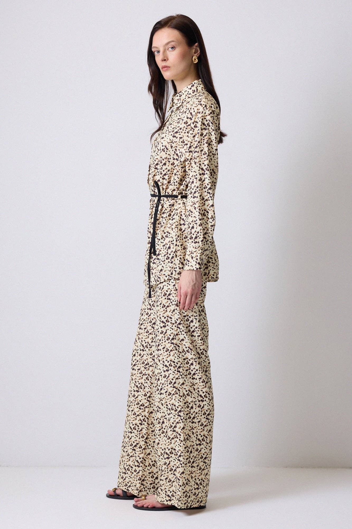 Completo coordinato animalier con camicia e pantaloni a vita alta