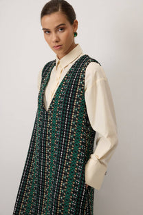 Abito lungo smanicato in tweed con scollo a V