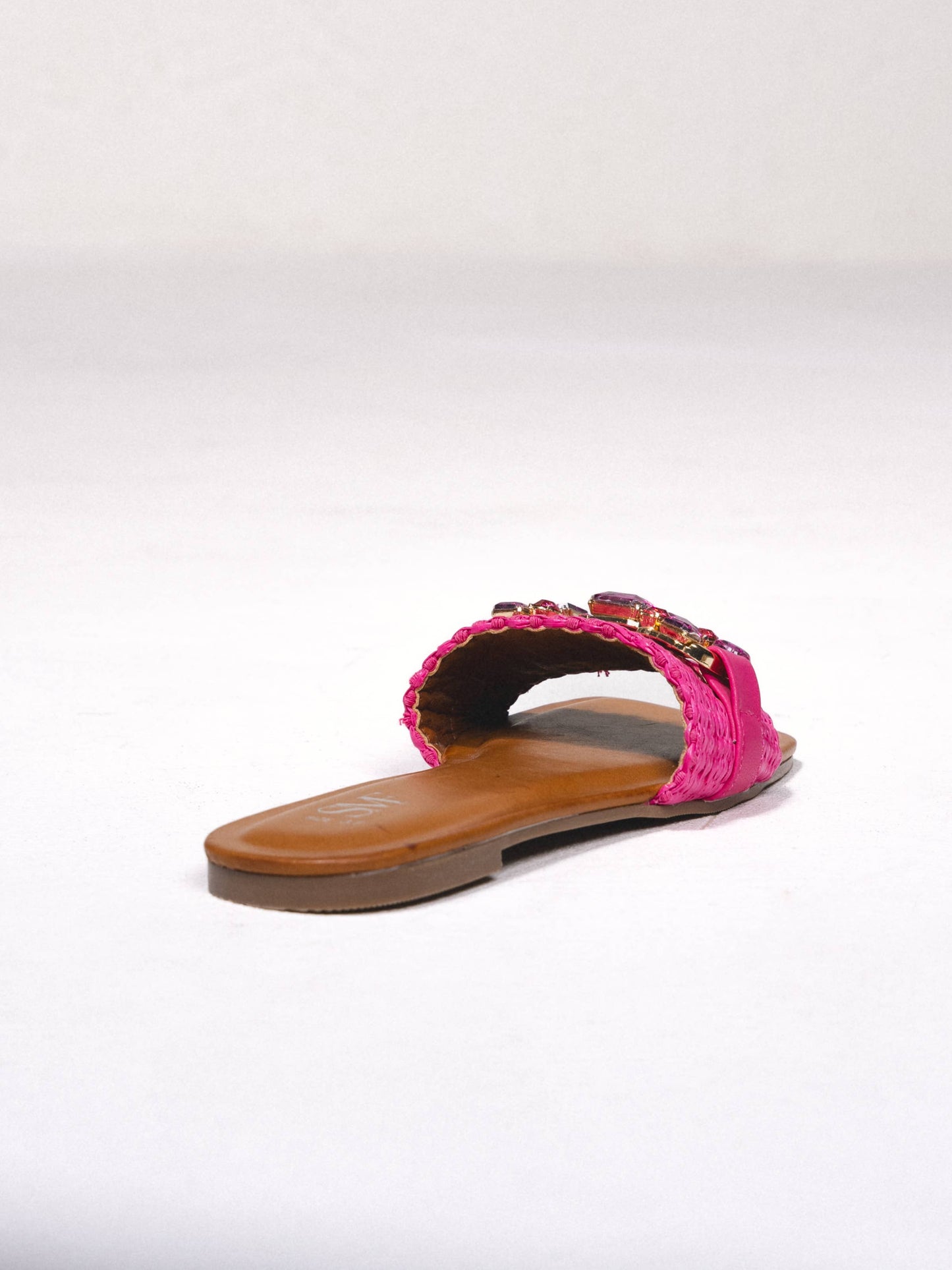 Sandali bassi in rafia con pietre brillanti