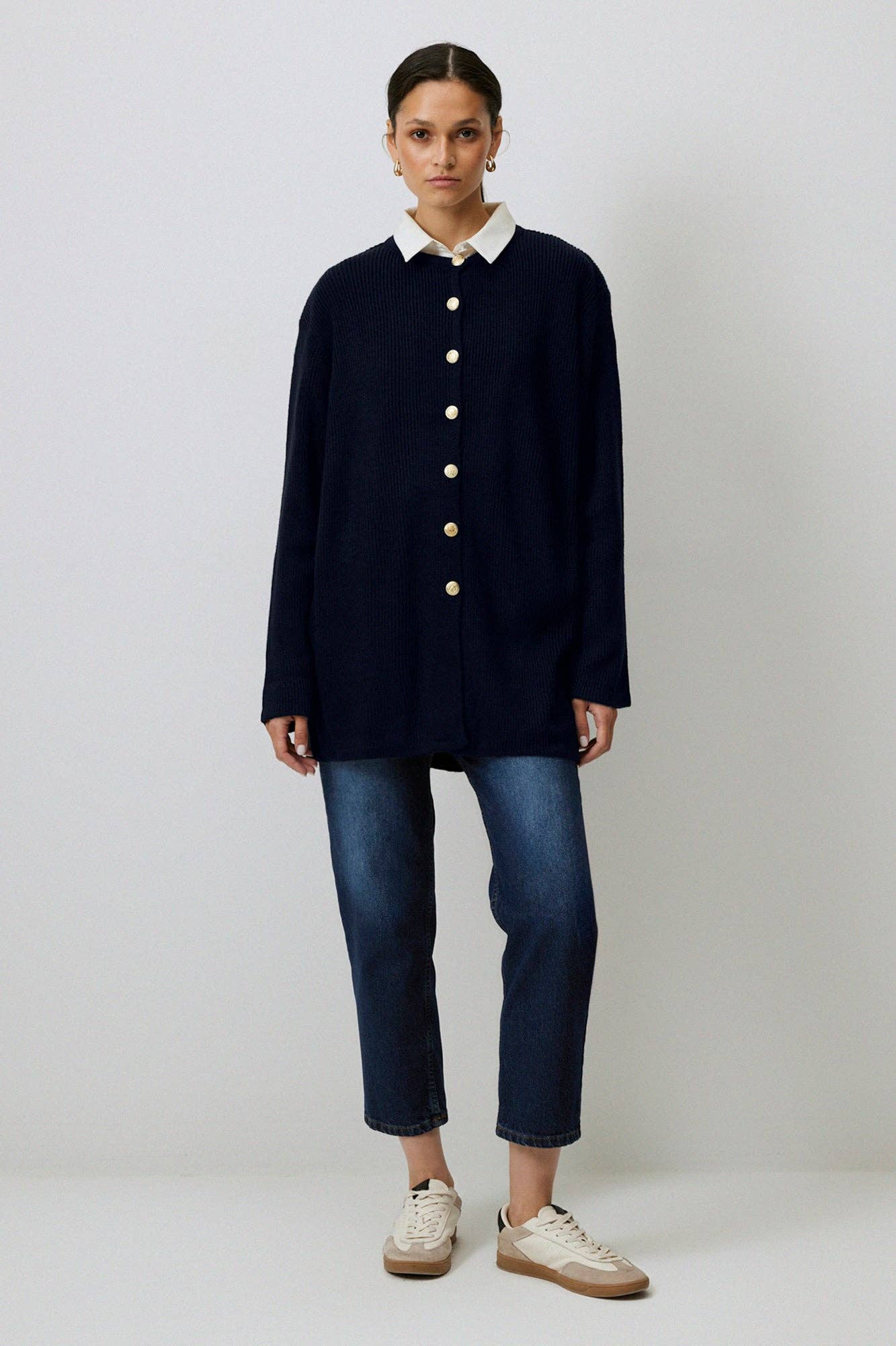 Cardigan lungo blu navy con bottoni dorati
