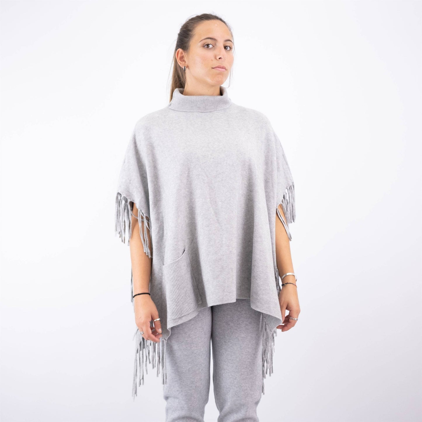 Poncho in maglia con frange e collo alto