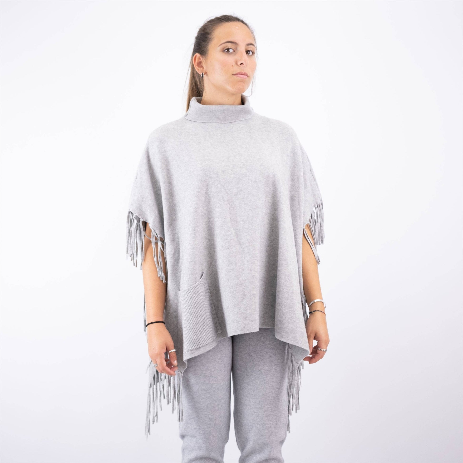 Poncho in maglia con frange e collo alto