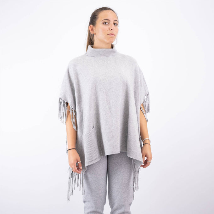 Poncho in maglia con frange e collo alto
