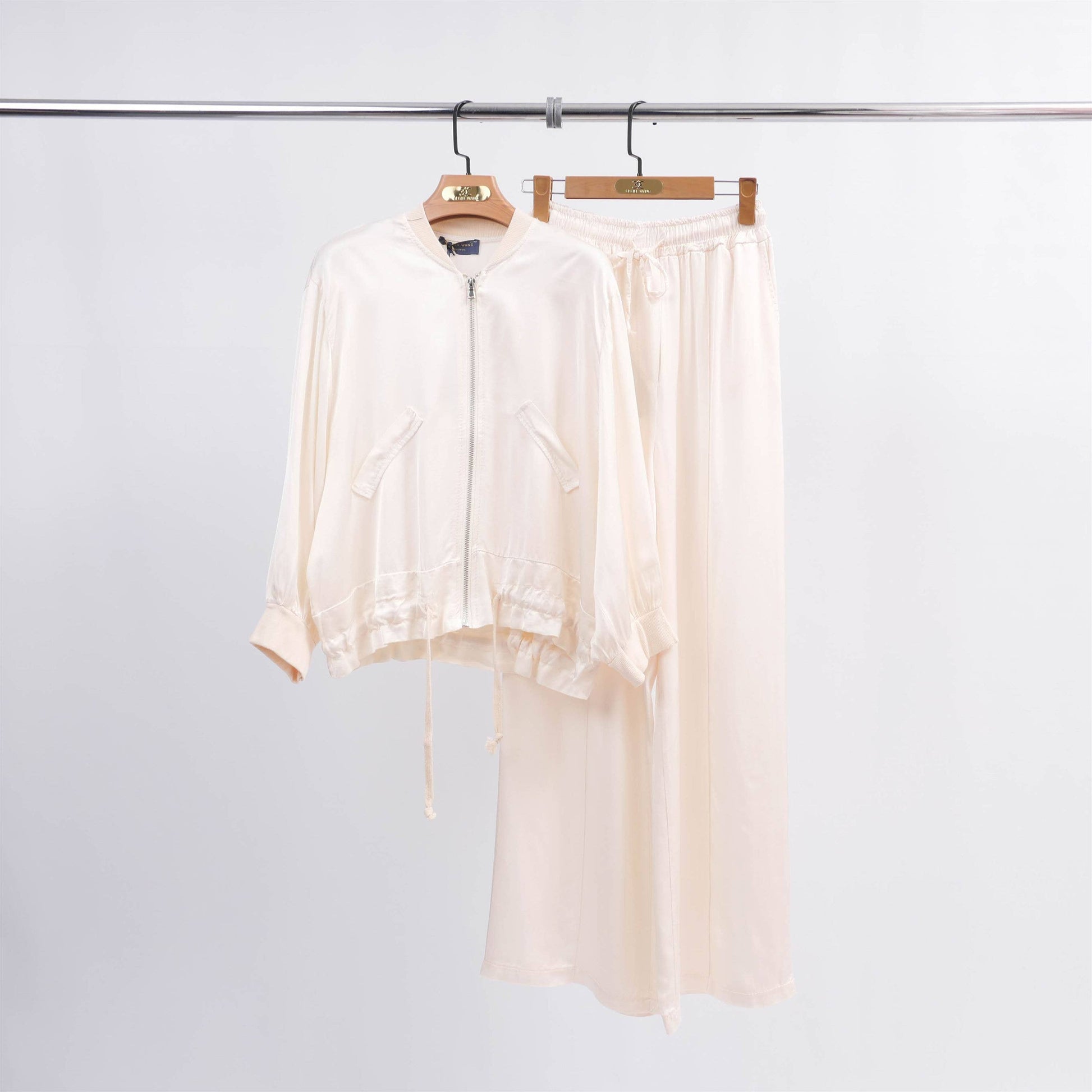Pantaloni fluidi in raso a gamba ampia