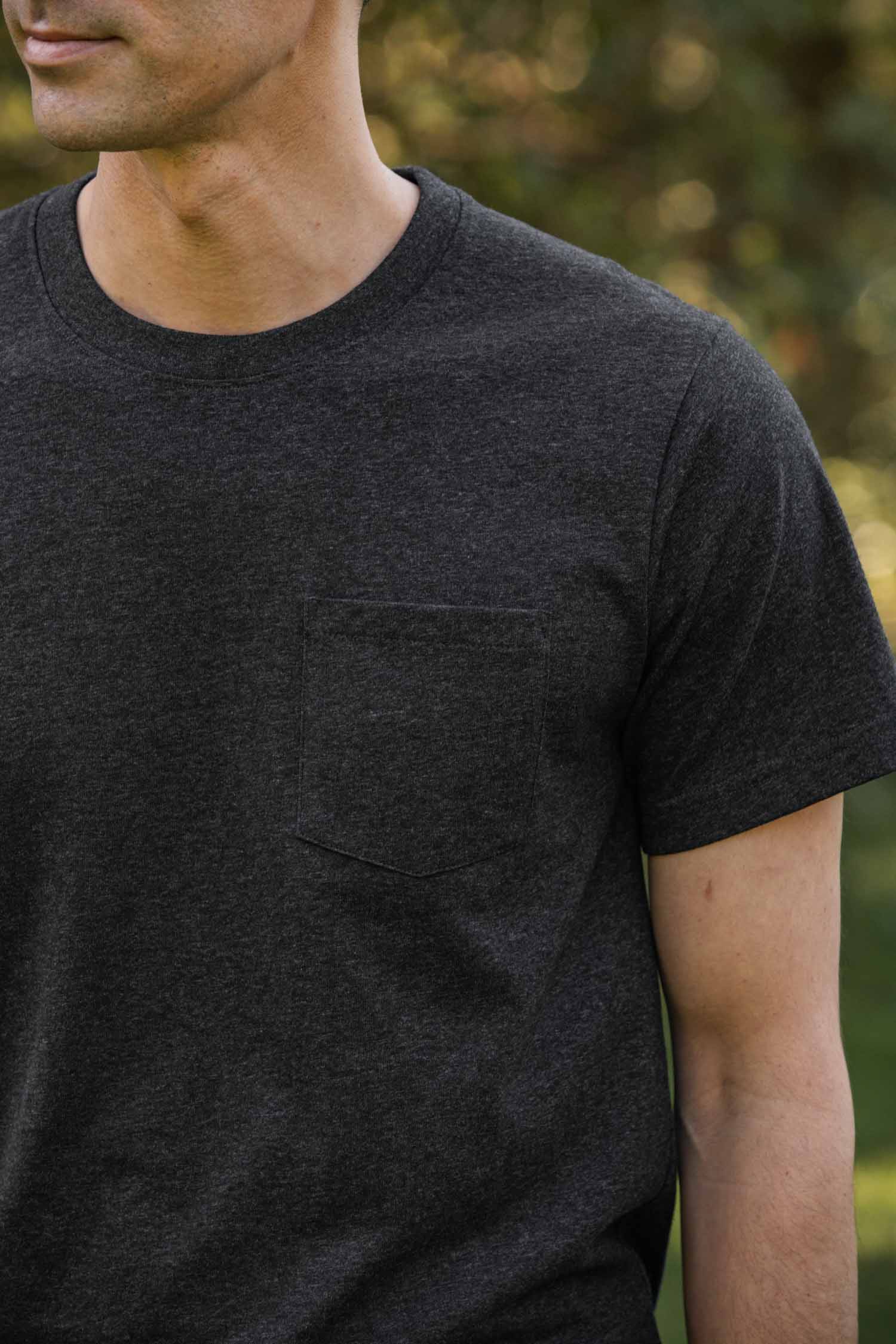 T-shirt con taschino in cotone riciclato
