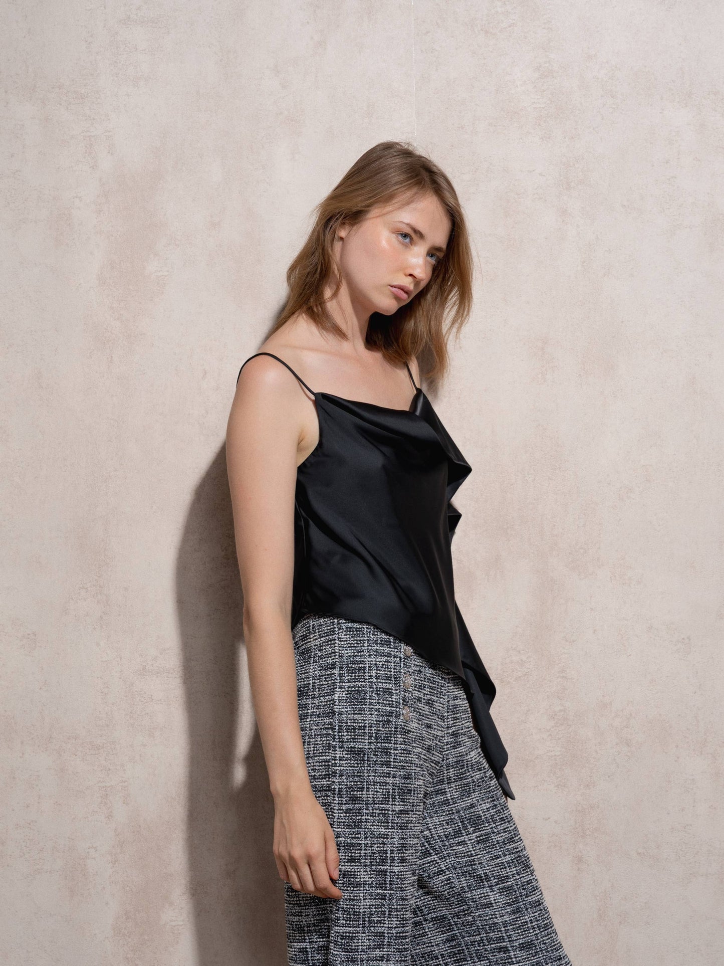 Top fluido drappeggiato con spalline sottili