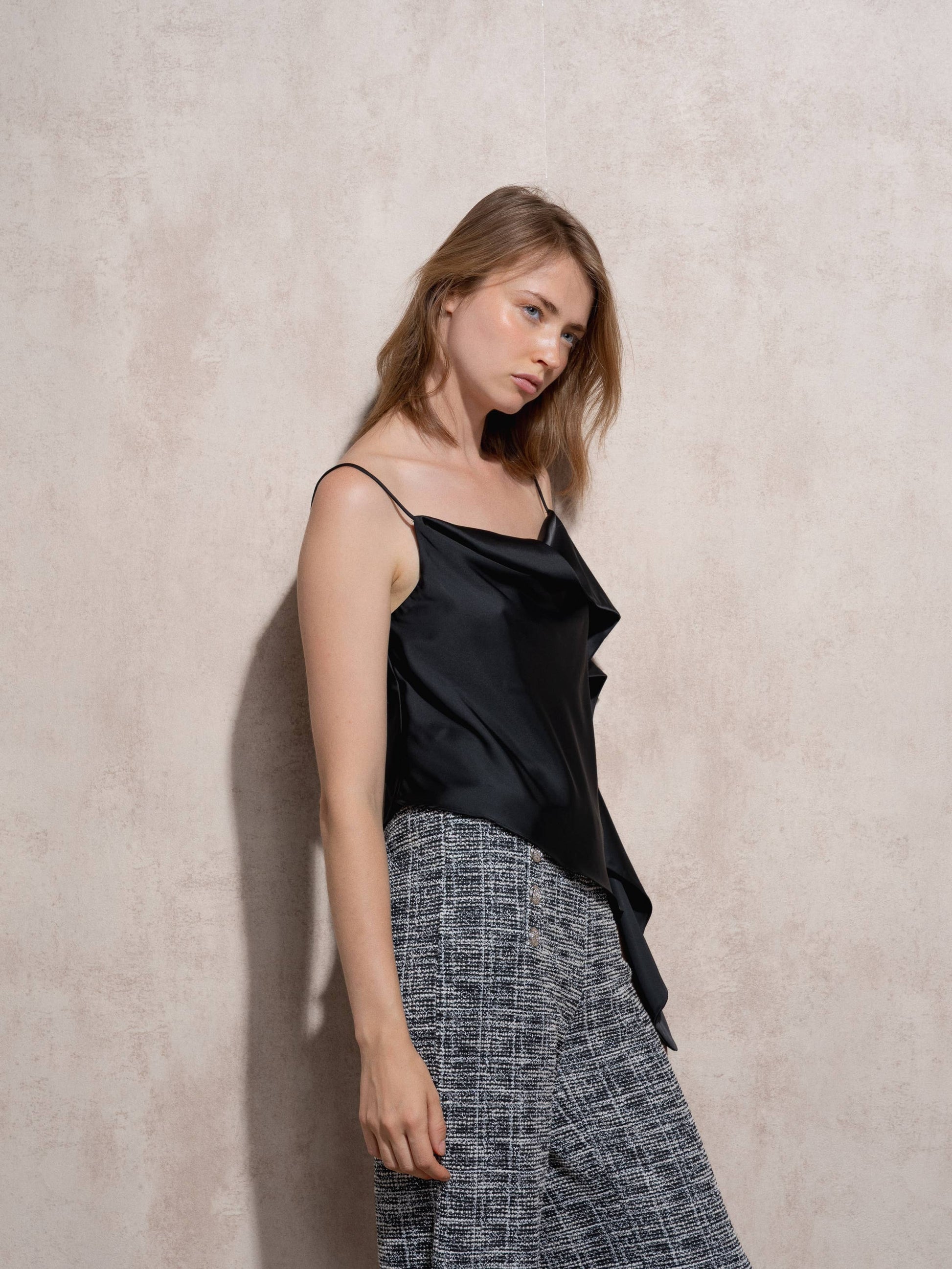 Top fluido drappeggiato con spalline sottili