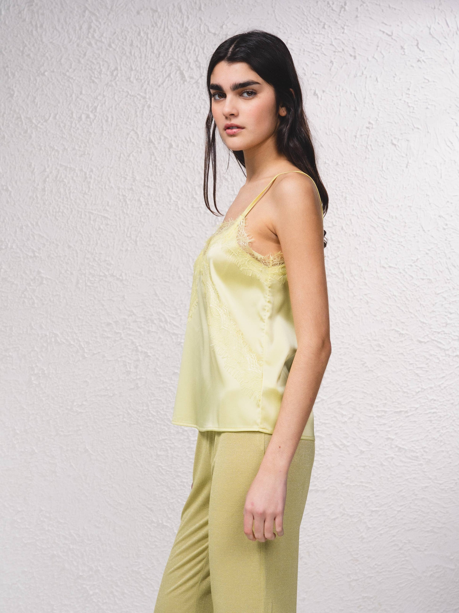 Top in raso con dettagli in pizzo