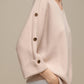 Maglione oversize con scollo a V e bottoni gioiello