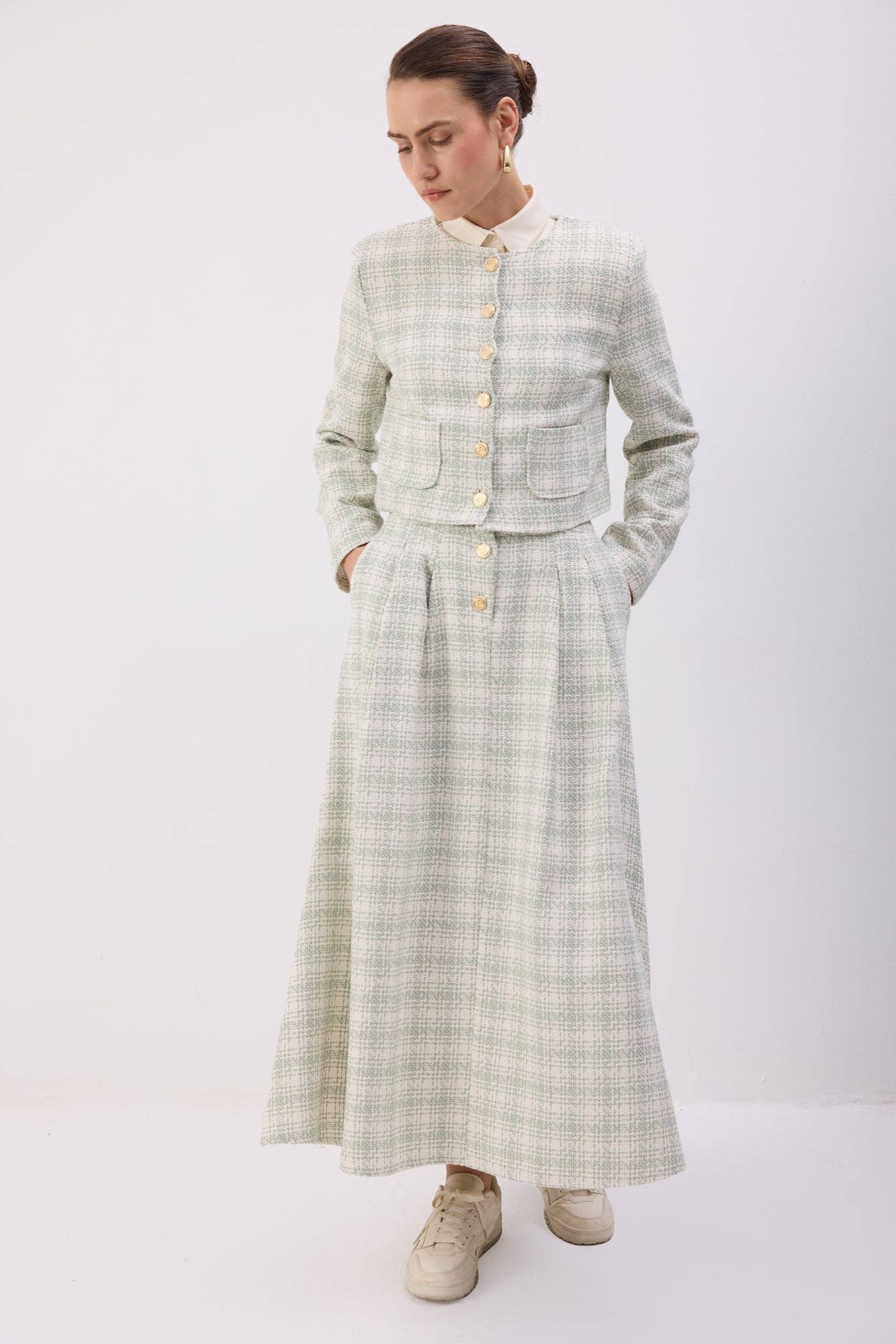 Completo in tweed con giacca corta e gonna lunga