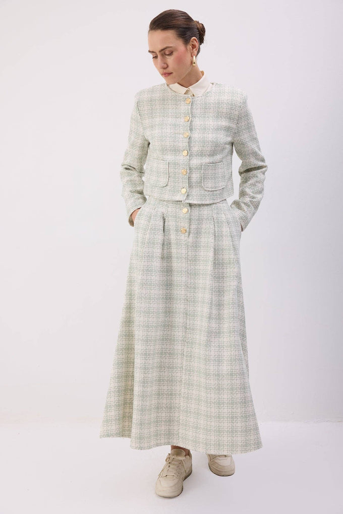 Completo in tweed con giacca corta e gonna lunga