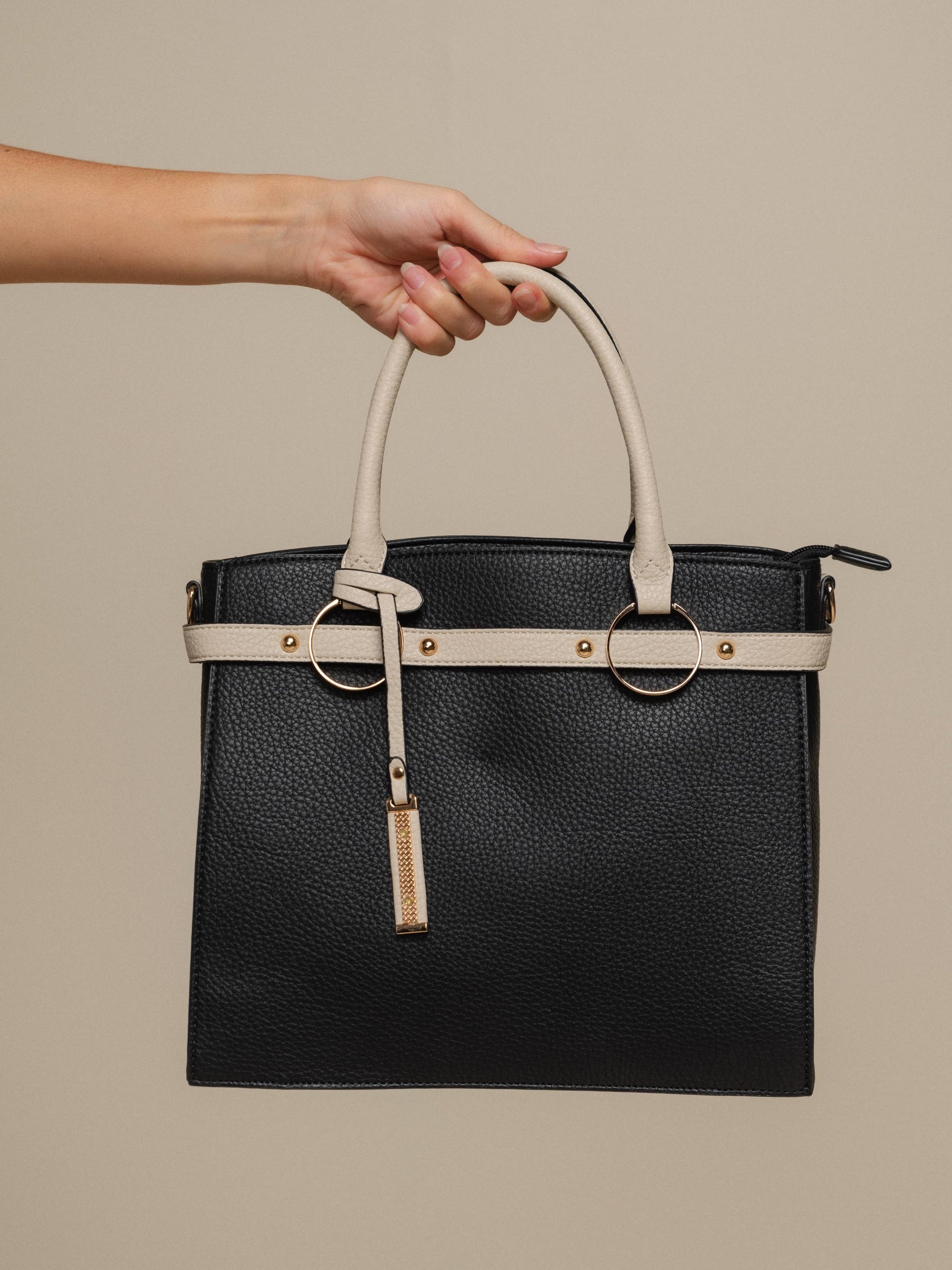 Borsa a mano in ecopelle con dettagli metallici
