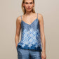 Top in raso stampato blu con spalline sottili