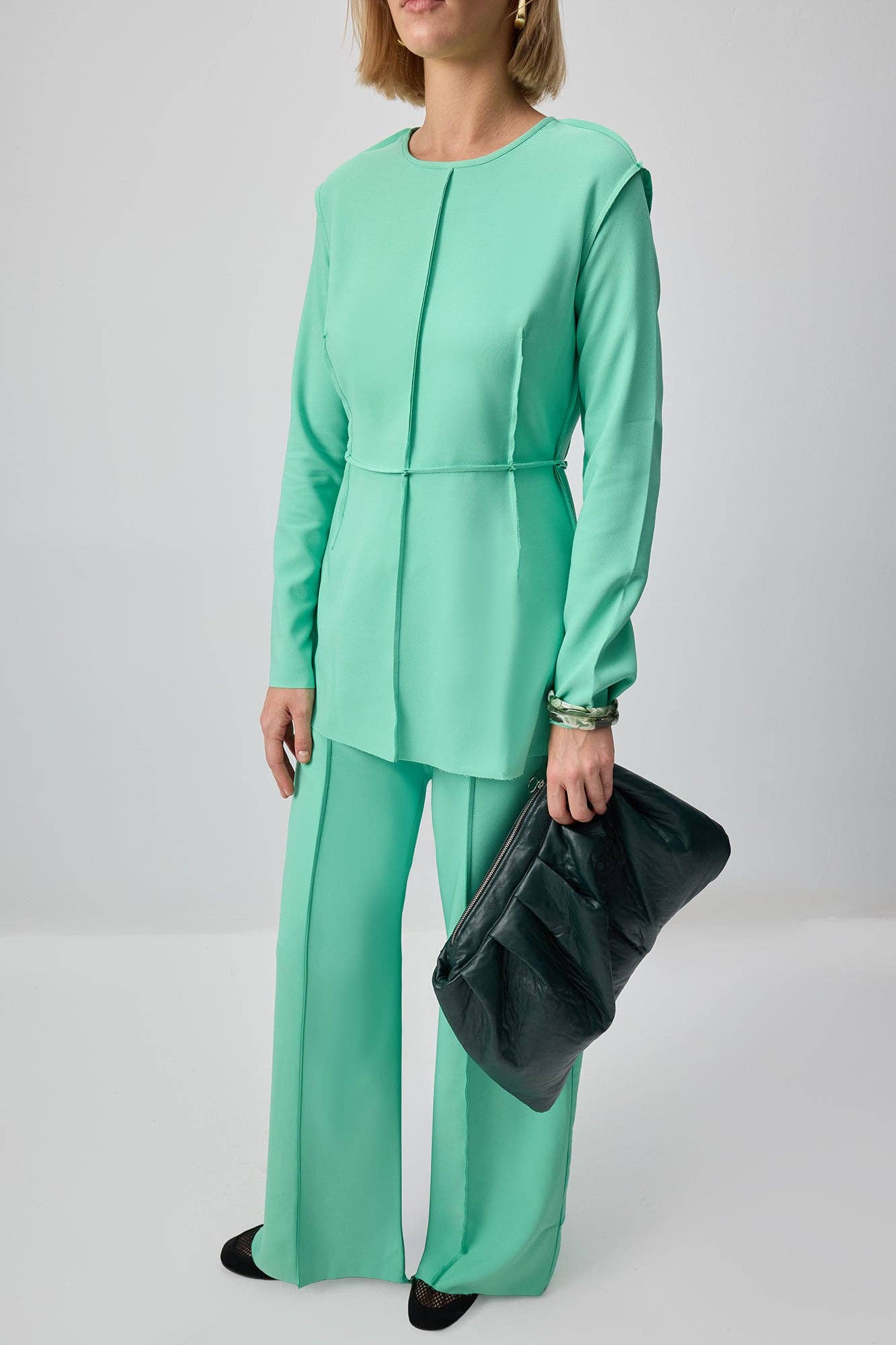Completo in crepe verde menta con tunica plissettata e pantaloni a gamba larga