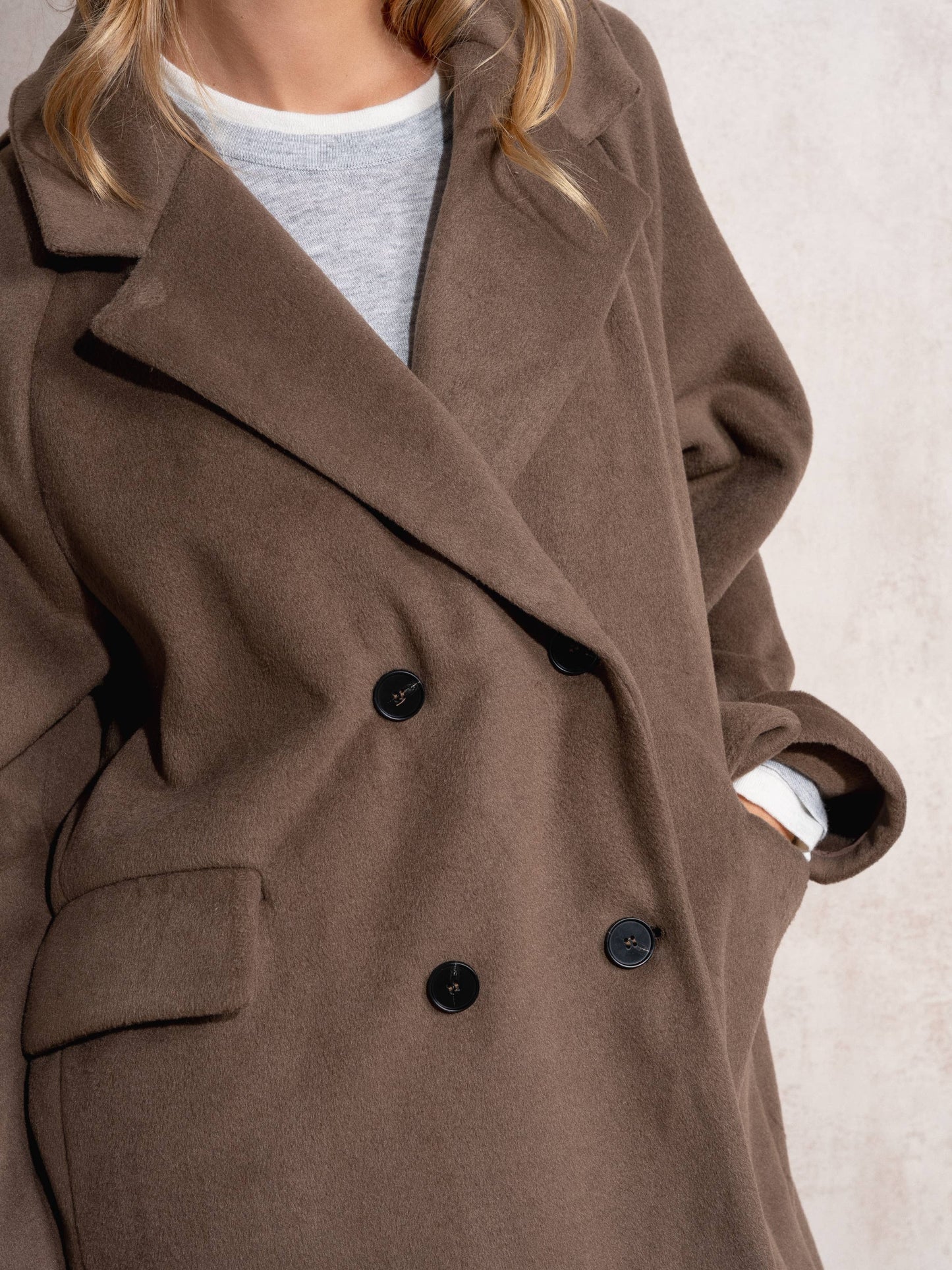 Cappotto midi doppiopetto con revers ampio