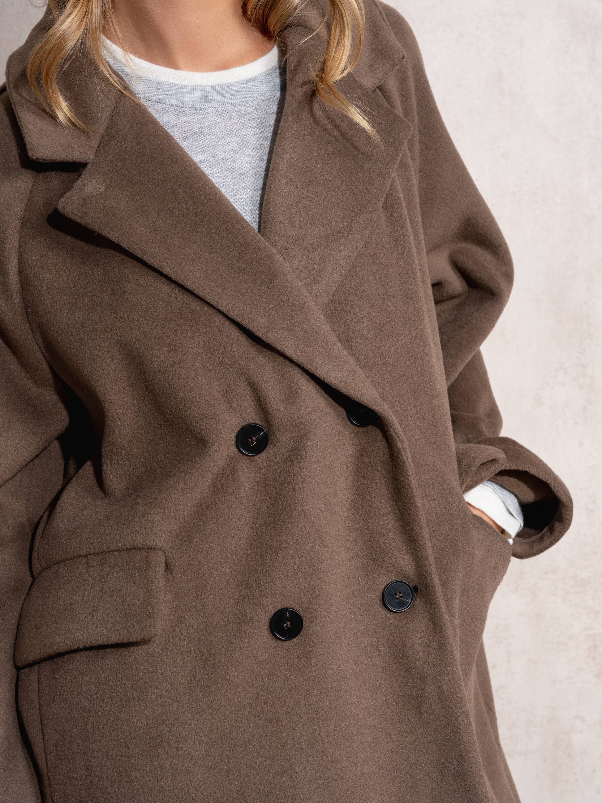 Cappotto midi doppiopetto con revers ampio