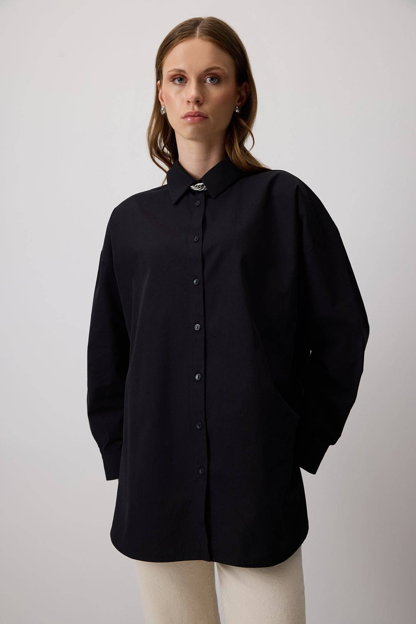 Camicia oversize nera dalla vestibilità comoda
