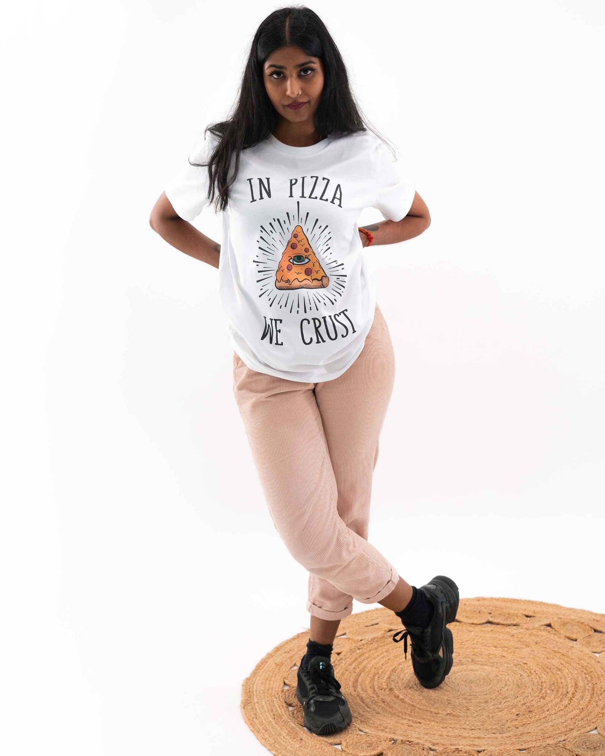 T-shirt unisex “In Pizza We Crust” in cotone biologico