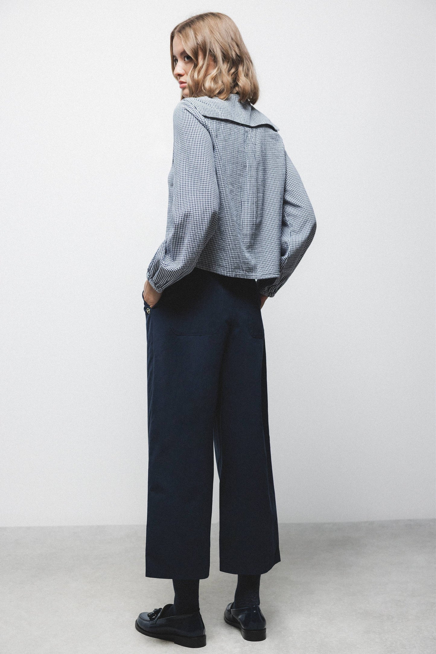 Pantaloni a sigaretta con pieghe in cotone