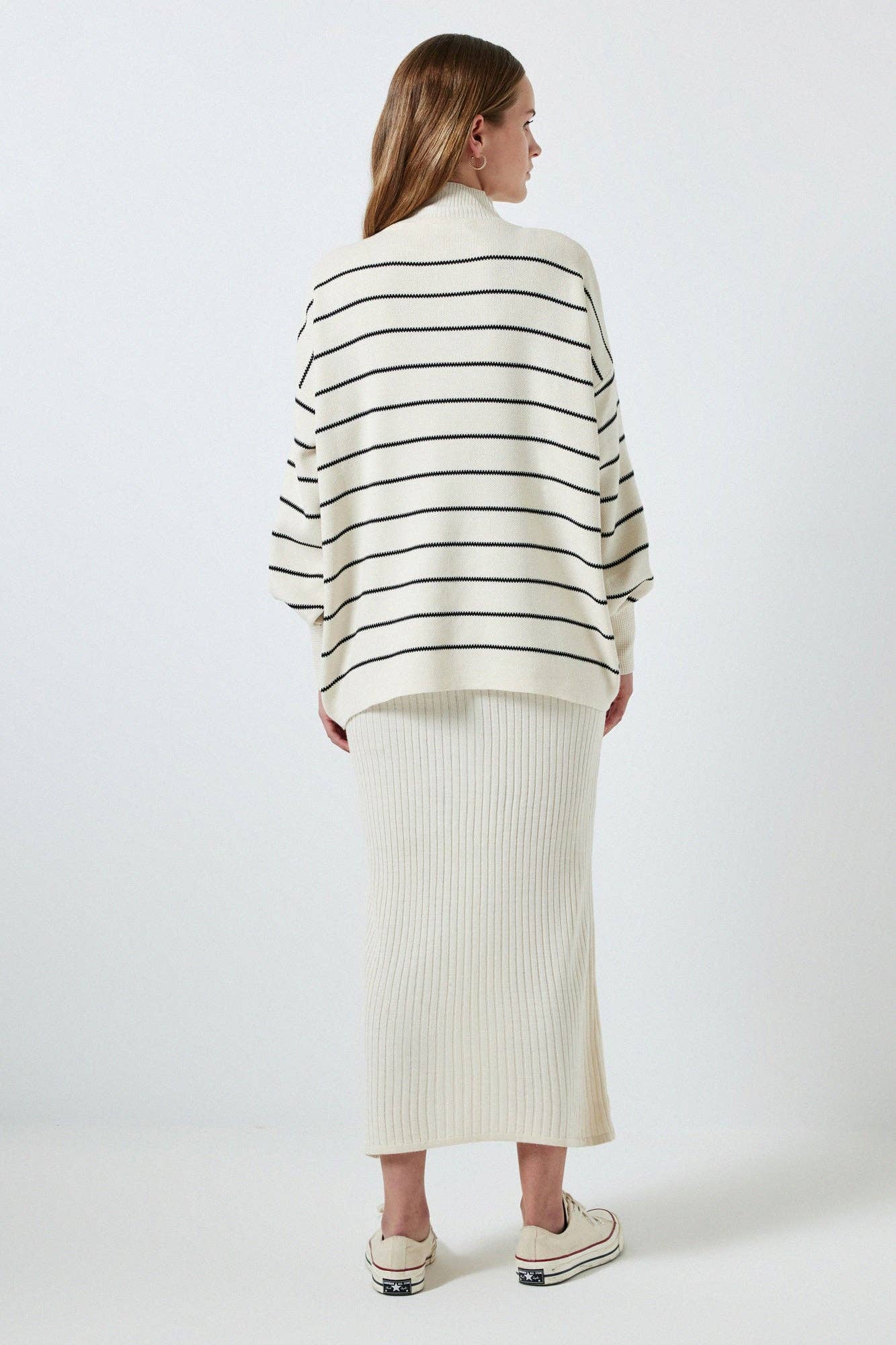 Set in maglia a righe con maxi maglione e abito longuette